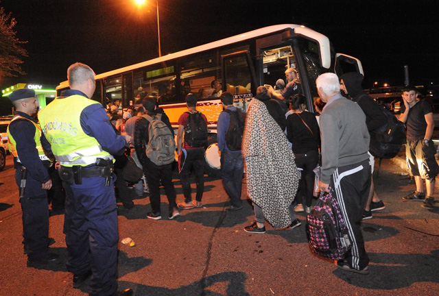 Elfogott határsértők az M5-ös autópálya röszkei pihenőjében 2015. szeptember 3-án. MTI Fotó: Kelemen Zoltán Gergely