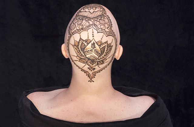 Így használta ki a rákos nő, hogy kihullott a haja - fotók Így használta ki a rákos nő, hogy kihullott a haja - fotók