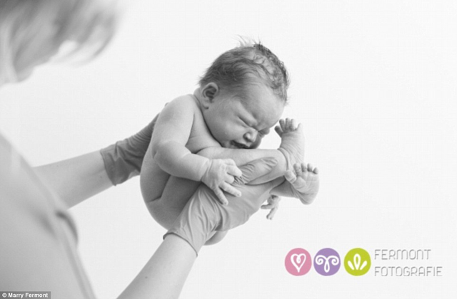 Csodaszép fotók: kisbabák a születésük utáni percekben