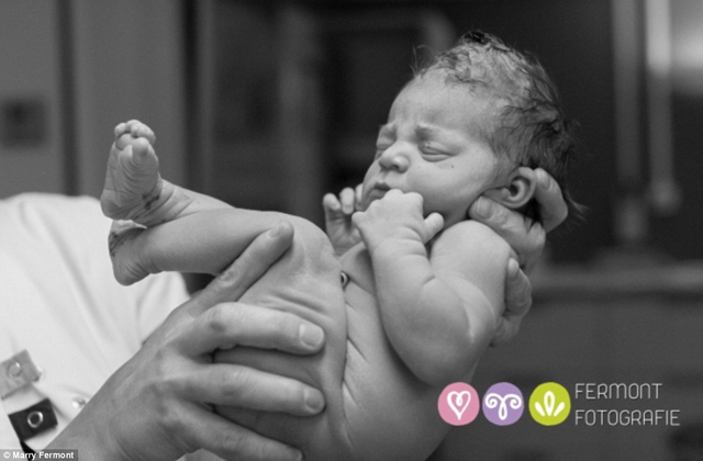 Csodaszép fotók: kisbabák a születésük utáni percekben