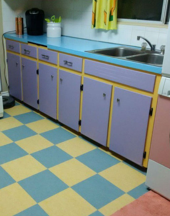 A járólap és a szekrények is kísértesiesen hajaznak a Simpson család konyhájára.