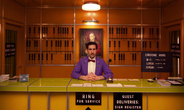 Éjszakai portás sztori: zokogó nő, elveszett telefon, kamu Porsche Éjszakai portás sztori: zokogó nő, elveszett telefon, kamu Porsche