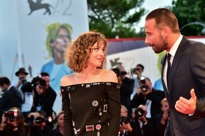 A Velencei Filmfesztiválon Dakota Johnson mindenkit elbűvölt