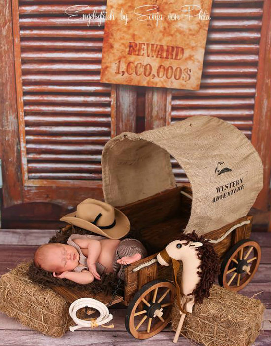 Zsolt babafotózáshoz gyárt bútorokat és fa kellékeket, például ilyet!