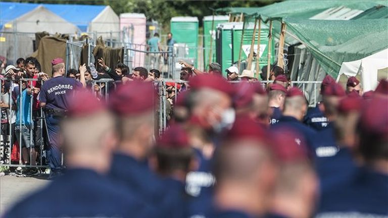 Rendőrök a röszkei idegenrendészeti előállító és sátortábor kerítésénél 2015. szeptember 9-én. MTI Fotó: Ujvári Sándor
