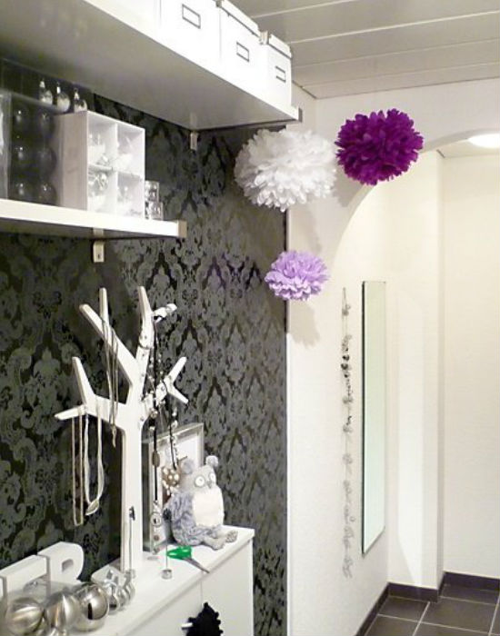 Valljuk be, egészen feldobja a fehér-szürke fekete színösszeállítást ez a lilás-fehér pompon dekor