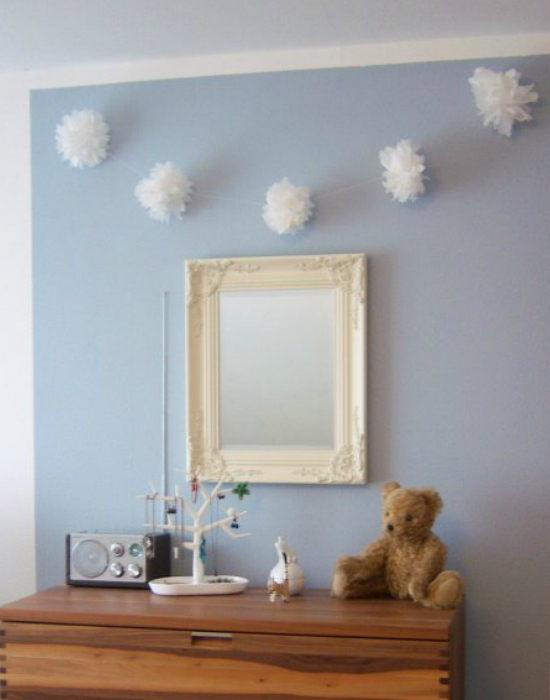 Tükör fölé, akár egy tini lány szobájában eltudjuk képzelni a pomponokat