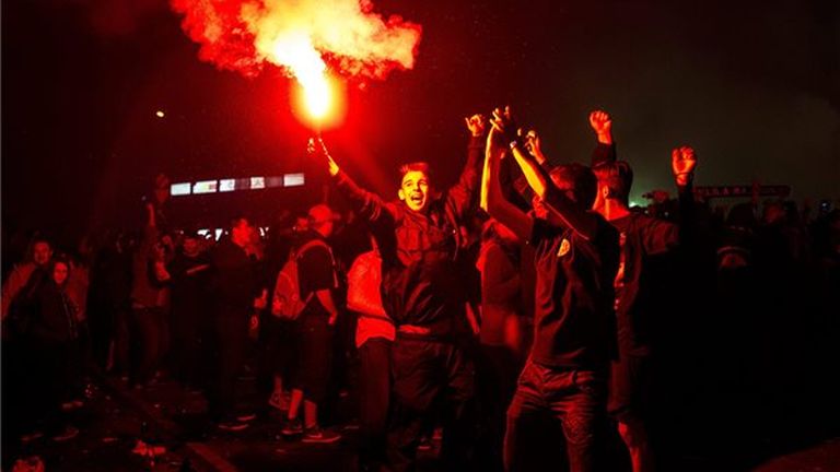 A Ferencváros szurkolóinak egy csoportja, az ultrák ünnepelnek, miután csapatuk 2-1-re legyőzte az Újpest csapatát a labdarúgó OTP Bank Liga 8. fordulójában játszott mérkőzésen 2015. szeptember 12-én.