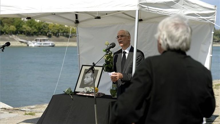 Balog Zoltán, az emberi erőforrások minisztere beszédet mond Fejes Endre búcsúztatásán Budapesten, a Dráva utcai kikötőben 2015. szeptember 13-án. A Kossuth- és József Attila-díjas író 92 évesen, augu