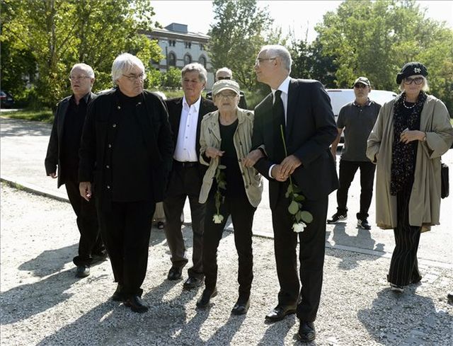 Spiró György író (b), Koltai Lajos operatőr, rendező (b2), Schiffer János volt főpolgármester-helyettes (b3), Törőcsik Mari színművésznő (j4), Balog Zoltán, az emberi erőforrások minisztere (j3) és To