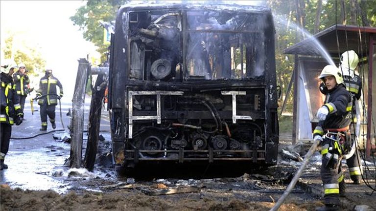 Tűzoltók az Istenhegyi úton a Városkút megállónál, ahol kiégett egy a BKV egyik Ikarus 415-ös típusú busza 2015. szeptember 13-án. A busz vezetőjét füstmérgezés miatt a mentők kórházba vitték. MTI Fot