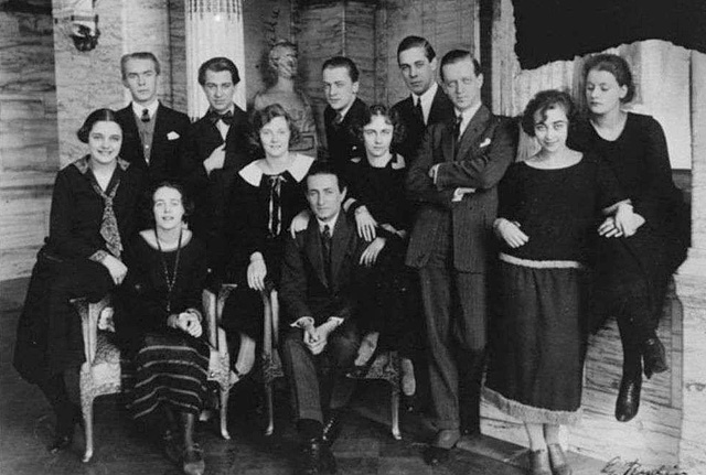 Mimi és Greta (jobbra) a dráma csoporttal