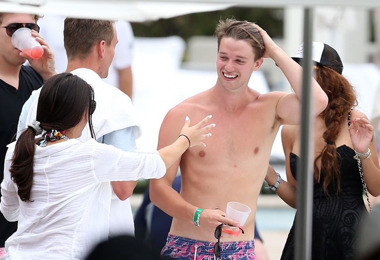 22 fotó 22 tény Arnold 22 éves szuperszexi fiáról, Patrick Schwarzeneggerről