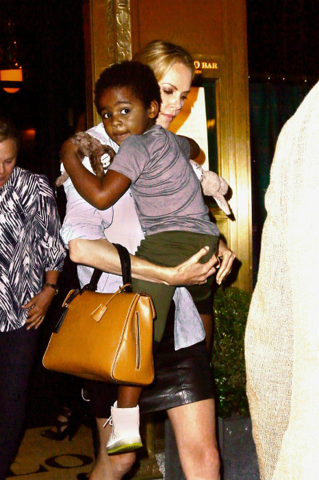 Először ment utcára a kislányával Charlize Theron