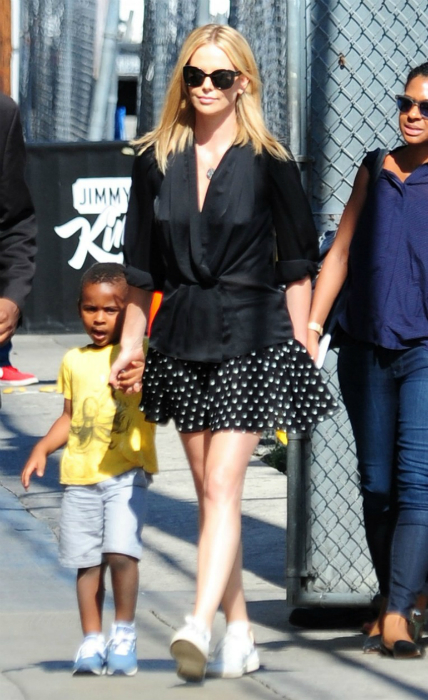 Először ment utcára a kislányával Charlize Theron