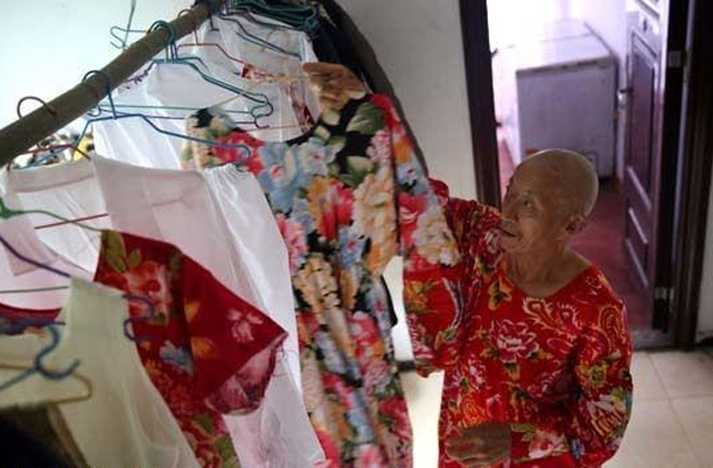 Kirabolták, ezért divattervező lett a 80 éves bácsi