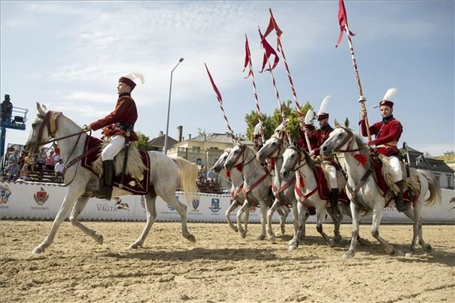 Hagyományőrző lovasok felvonulása a Nemzeti Vágta megnyitóján Budapesten, a Hősök terén 2015. szeptember 19-én. MTI Fotó: Koszticsák Szilárd