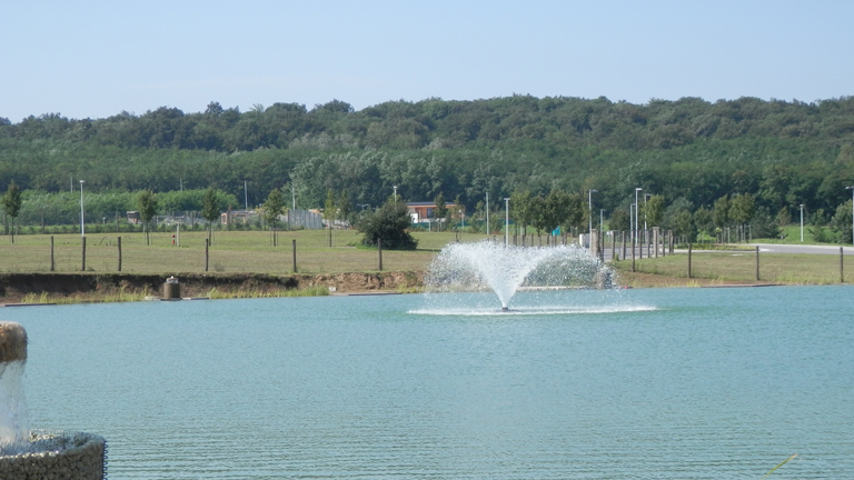 Modern házak épülnek a Lake Forest Villaparkban