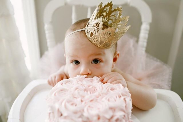 Cukiság: babák az első szülinapjukon, DIY sapiban