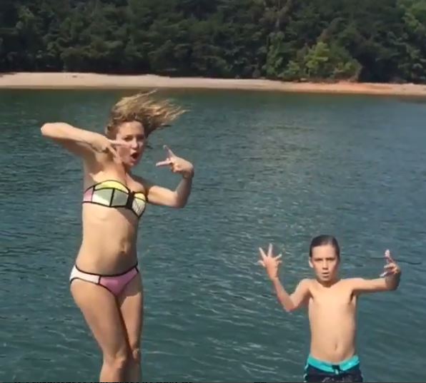 Kate Hudson parányi bikis popsija mindent visz Kate Hudson parányi bikis popsija mindent visz