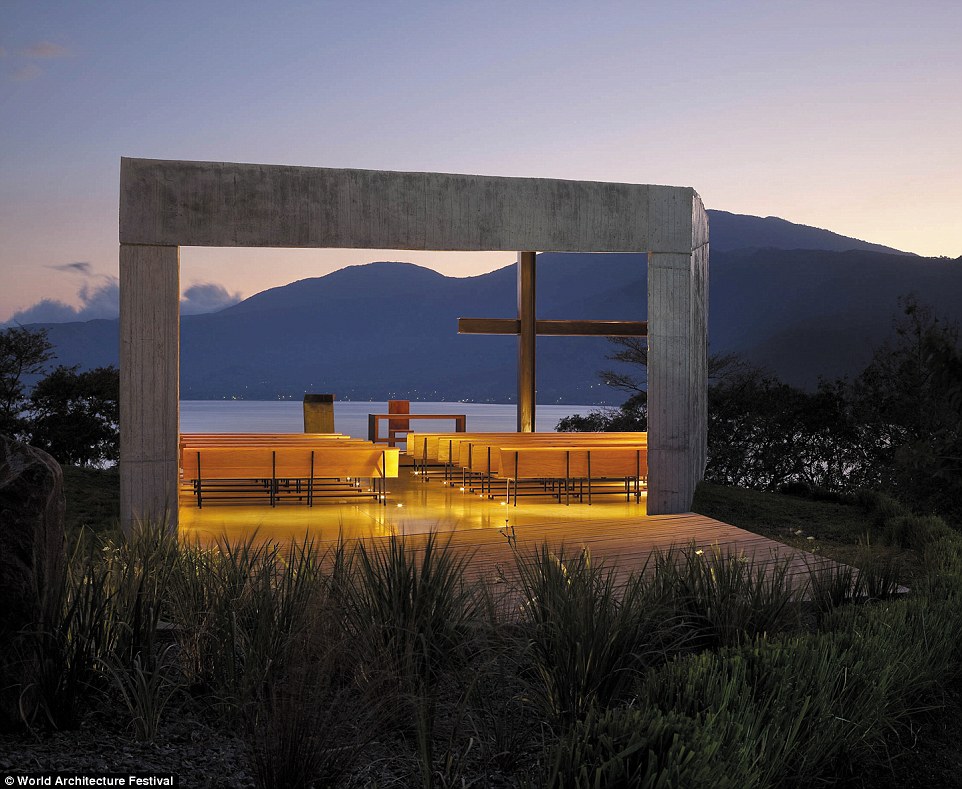 Rendhagyó feszület a szabadtéri istentiszteletekhez, amely a Coatepeque tóra néz 