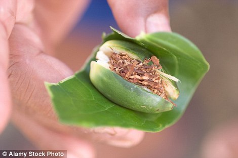 Thai lányok lenge öltözékben kivételesen nem magukat árulják hanem...rágcsálnivalót