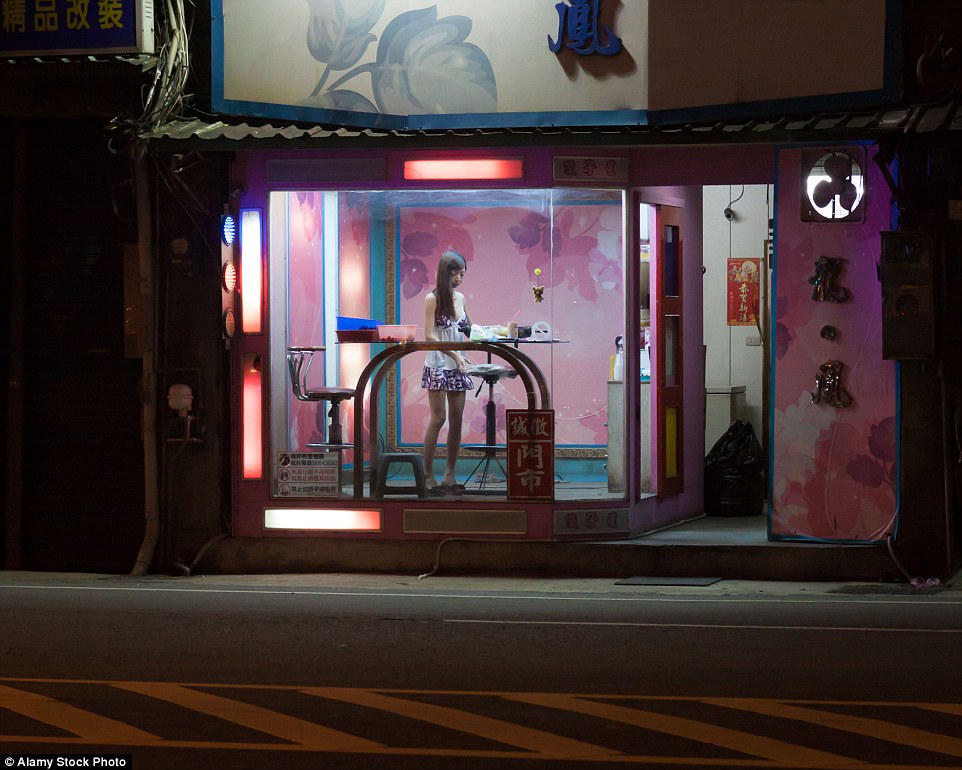 Thai lányok lenge öltözékben kivételesen nem magukat árulják hanem...rágcsálnivalót