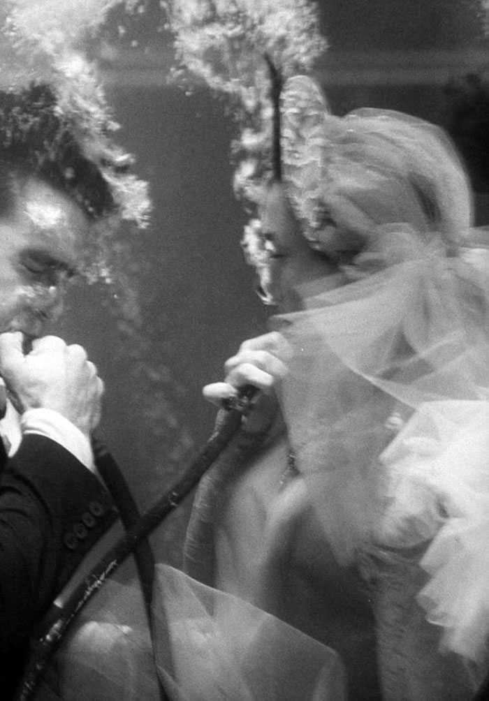 Elképesztő vintage fotók egy szupermenő víz alatti esküvőről - ezt látnod kell!