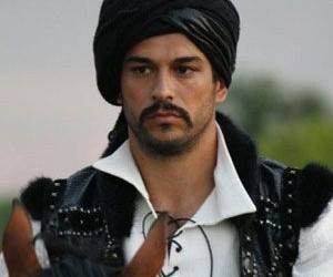 Megműtötték a Szulejmán sztárt, megállt a forgatás