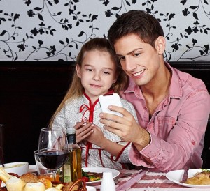 9 gyerekbarát tipp, hogy ne fulladjon botrányba az éttermi ebéd