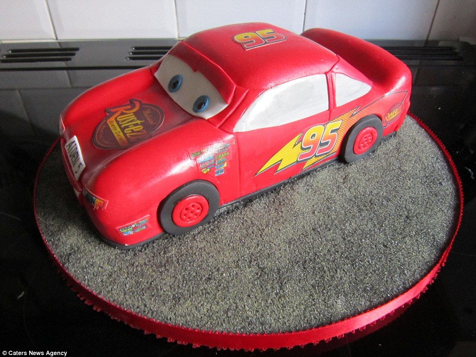 Szupernagyi visszatért! Star Wars, Harry Potter, Jégvarázs tortákat süt