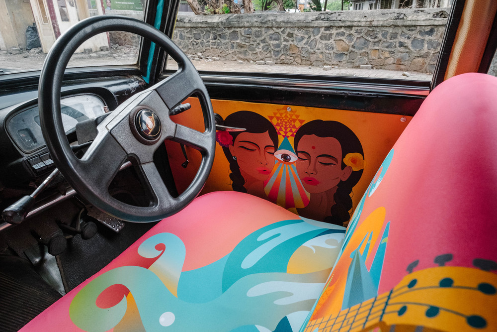 Taxiból műalkotás - Indiai designerek teljesen átalakították a kocsikat Taxiból műalkotás - Indiai designerek teljesen átalakították a kocsikat
