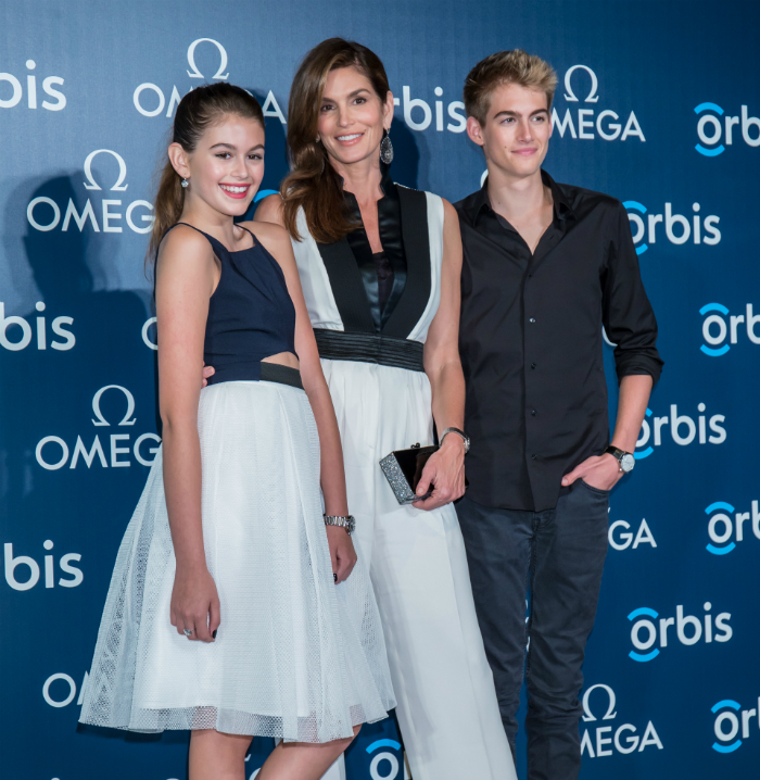 50 éves Cindy Crawford és élvezi 50 éves Cindy Crawford és élvezi