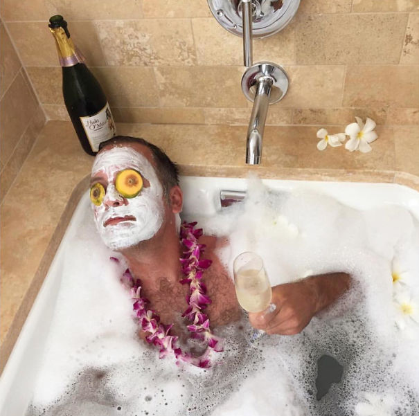 Ezen röhög az egész világháló: pasik pucsítós, csücsörítős, habos fürdős képei az instagramon