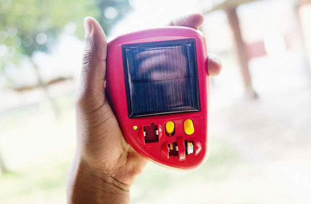 A fejlődő országokban nagy segítség lehet a napelemes hallókészülék