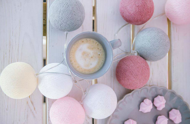 Remek színösszeállítás. Gömbök és egy csésze kávé Fotó: 