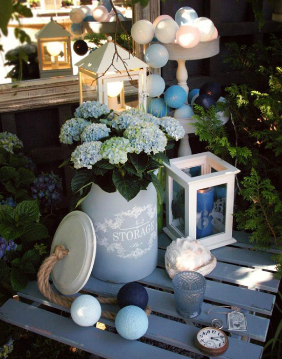 A gömblámpák a kertben is helyt állnak.