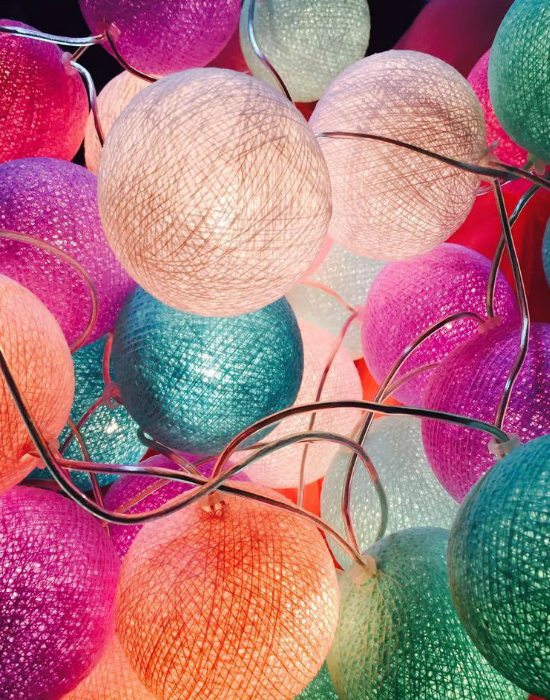 Színes pamutgömbök Fotó: Cotton Ball Lights Hungary/Facebook