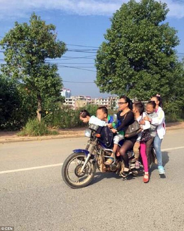 Sok kínai ember kis motoron is elfér - cirkuszba illő mutatvány a kínai utakon Sok kínai ember kis motoron is elfér - cirkuszba illő mutatvány a kínai utakon