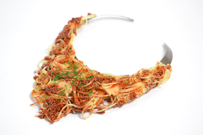 Bacon fülbevaló, curry nyaklánc, spagetti kalap - Hordható műkaják Bacon fülbevaló, curry nyaklánc, spagetti kalap - Hordható műkaják