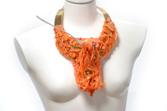 Bacon fülbevaló, curry nyaklánc, spagetti kalap - Hordható műkaják Bacon fülbevaló, curry nyaklánc, spagetti kalap - Hordható műkaják