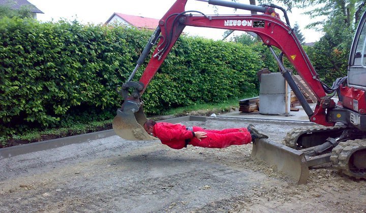 Vállalhatatlan vigyázzban fekvők - fotók