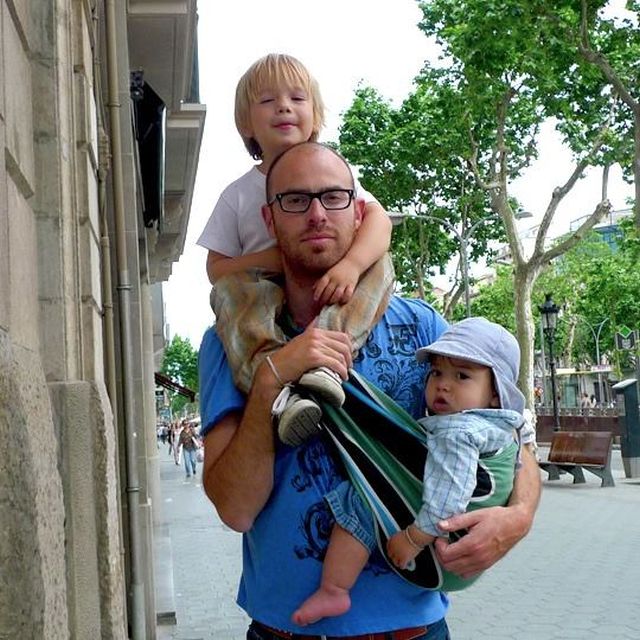 Hordozós apukák a világ körül - fotók