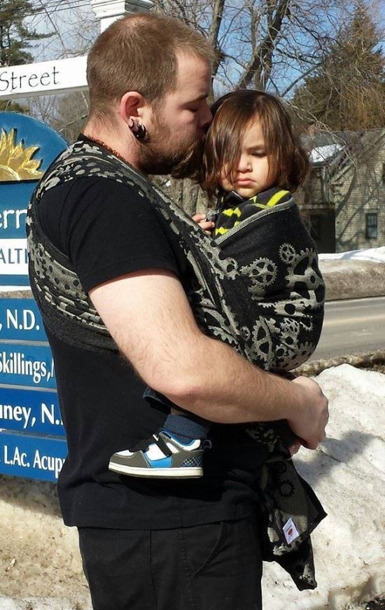 Hordozós apukák a világ körül - fotók