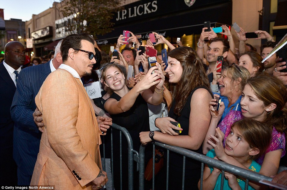 Éld meg a pillanatot!- Johnny Depp legújabb filmbemutatóján feltűnt egy titokzatos hölgy Éld meg a pillanatot!- Johnny Depp legújabb filmbemutatóján feltűnt egy titokzatos hölgy