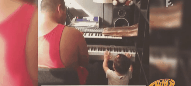 Caramel kislányának ez volt az első szava Caramel kislányának ez volt az első szava