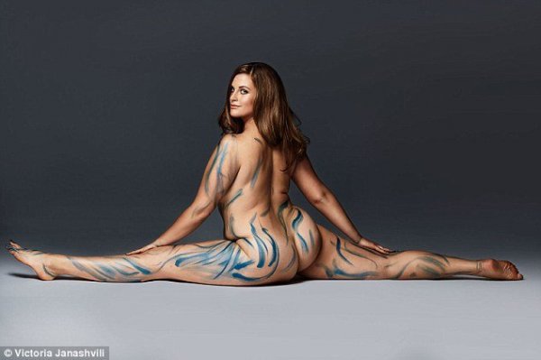 Emily Nolan: a dundi, aki meztelenül jógázik