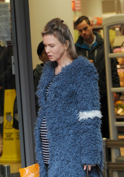 Imádni való a terhes Renée Zellweger a forgatáson