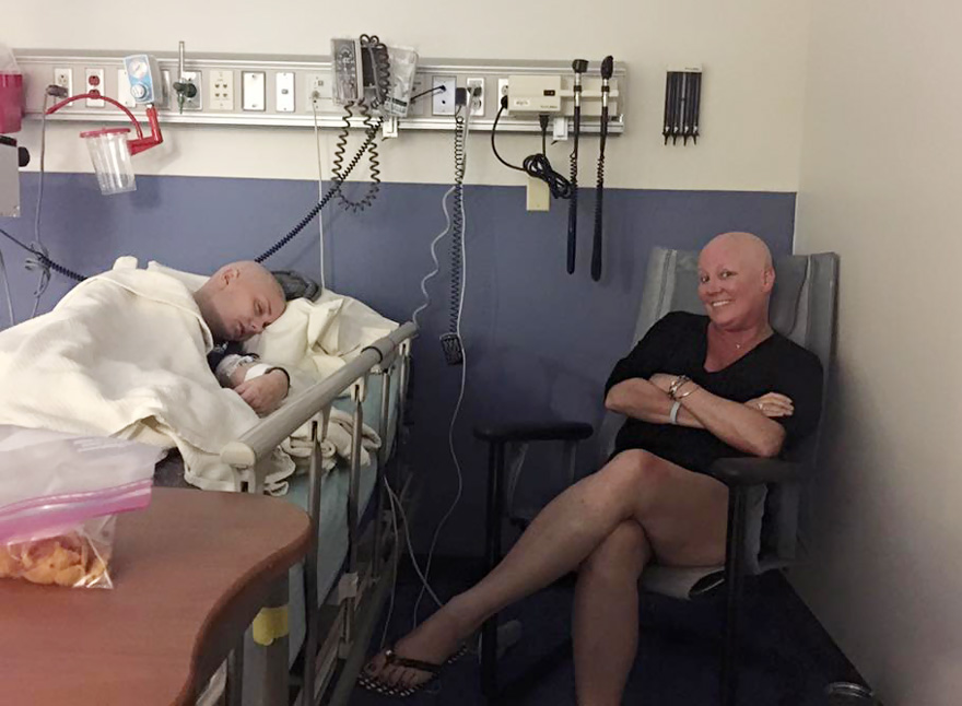 Megható: a báli kísérője is kopaszra borotválta a fejét