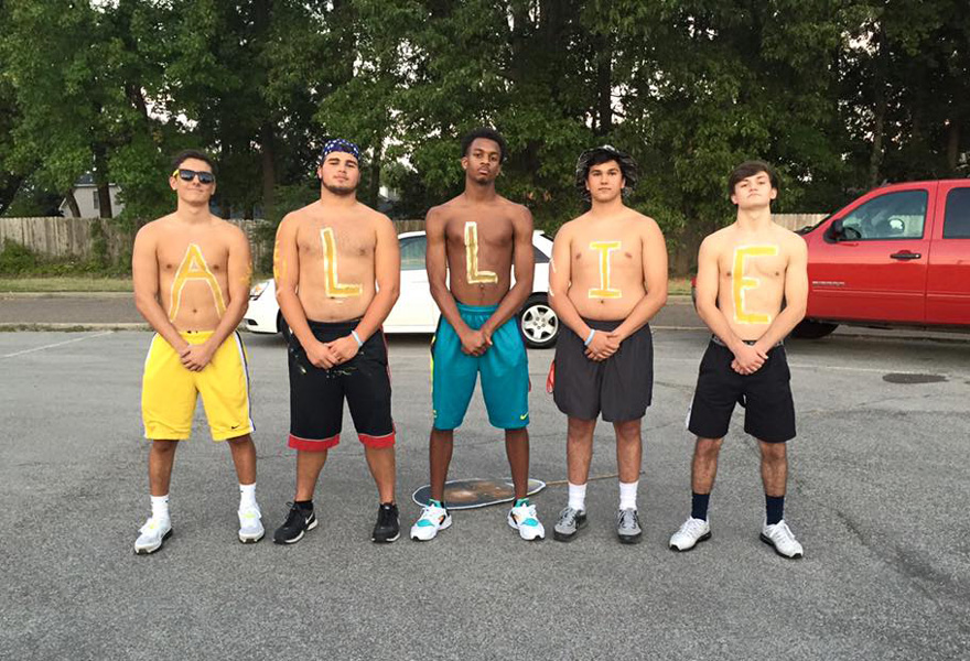 Megható: a báli kísérője is kopaszra borotválta a fejét Megható: a báli kísérője is kopaszra borotválta a fejét